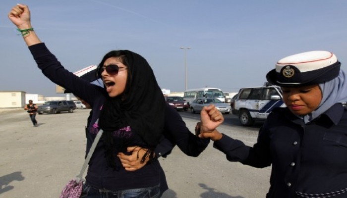 بتهمة تمزيق صورة ملك البحرين: حبس "زينب الخواجة" 7 أيام على ذمة التحقيق