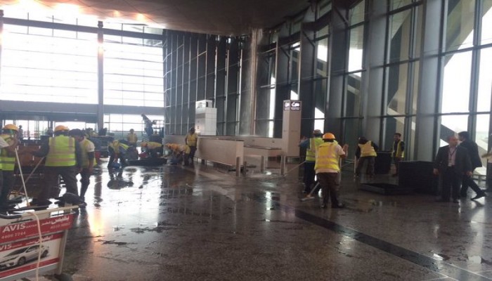 فيديو.. الأمطار تتسرب إلى مطار «حمد الدولي» والمسؤولون يعتذرون