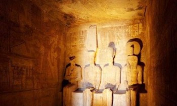 مصر.. الشمس تتعامد على معبد أبوسمبل في حضور 3000 سائح
