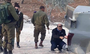 شاهد.. مدير شرطة الخليل يساعد جنودا إسرائيليين وقرار بإيقافه