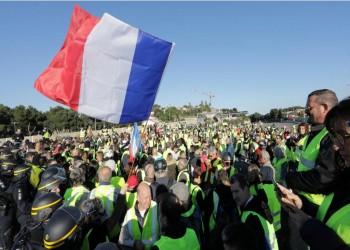 مشاركون بتظاهرات الغلاء في فرنسا يعتدون على سيدة محجبة