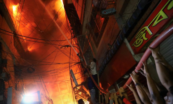 بنغلاديش.. مصرع 56 في حريق بمبنى سكنى (صور)
