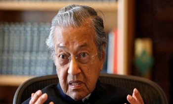 الحكومة الماليزية الجديدة تمنع وزراءها من قبول الهدايا