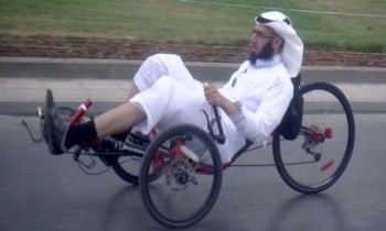 السعودية.. وقف خدمات أستاذ جامعي "فحط بدراجة هوائية" (فيديو)