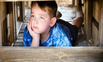 كيف يمكن التعامل مع الطفل العصبي وشديد الحساسية؟