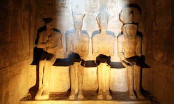تعامد الشمس على رمسيس الثاني بمعبد أبوسمبل جنوبي مصر