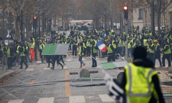 شعار الشعب يريد إسقاط النظام يظهر بشوارع باريس