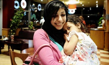 القضاء البحريني يفرج عن الناشطة المعارضة «زينب الخواجة» لأسباب إنسانية