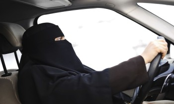 السجن والجلد لشاب سعودي قاد سيارته في شوارع نجران متنكرا بزي نسائي