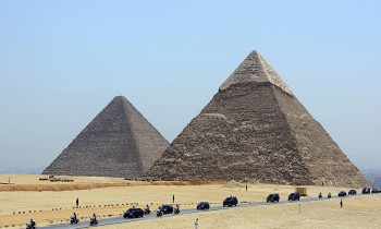 فيديو.. كائنات فضائية تحلق فوق أهرامات الجيزة في مصر