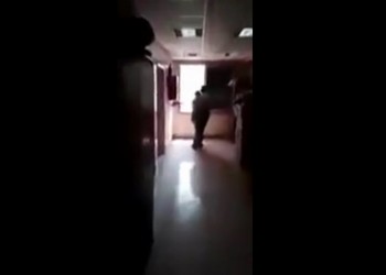 فيديو.. موظف مصري يحاول الانتحار بعد خصم 500 جنيه من راتبه