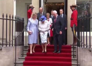 فيديو.. حاكم كندا يخالف البروتوكول بمسكه يد الملكة إليزابيث