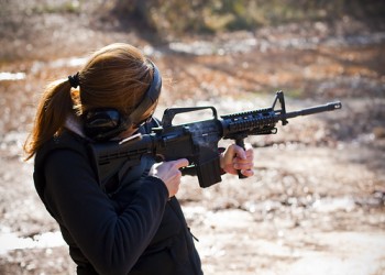 لماذا تتعلم النساء الأمريكيات الرماية واستخدام السلاح؟