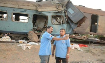 مسعفان مصريان يلتقطان سيلفي أمام حادث القطارين