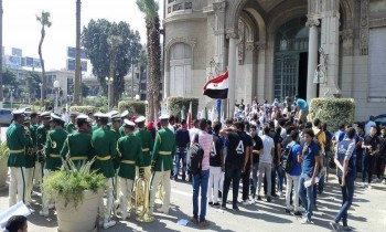 وزير التعليم المصري يهدد الطلاب: تحية العلم أو الحبس