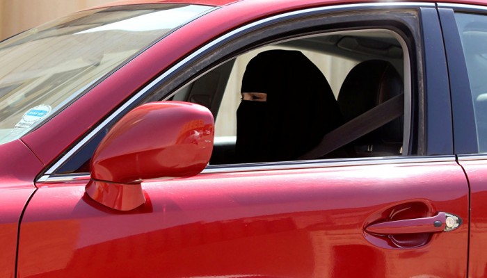اعتقال سعودي رفض قيادة المرأة وهدد بحرق سيارات النساء
