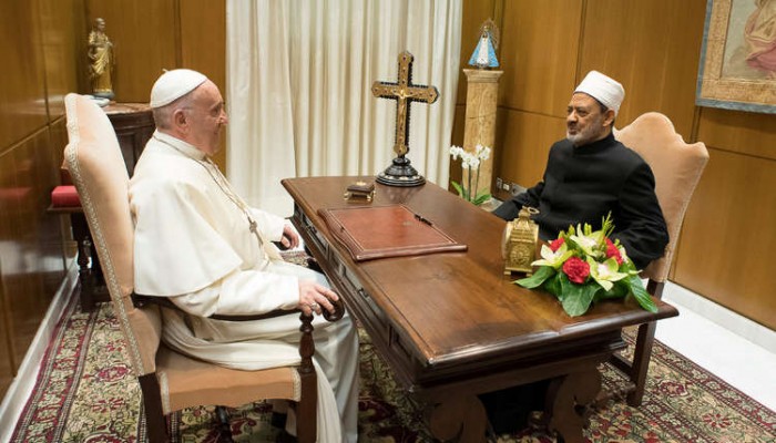 شيخ الأزهر بعد لقائه بابا الفاتيكان: المسلمون ضحايا الإرهاب