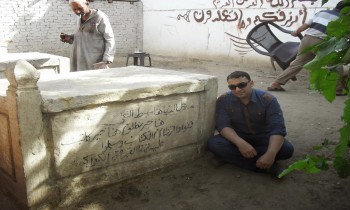 في «حي المقابر» بمصر.. الحياة بجوار الأموات!