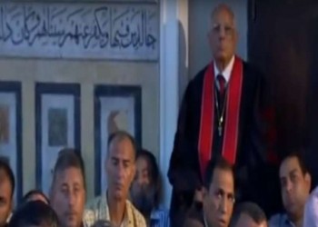 فيديو.. قس يحضر صلاة الجمعة وسط المصلين بمصر