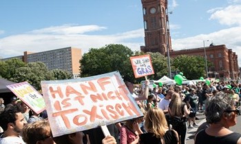 احتجاجات بالآلاف في ألمانيا لتقنين "الحشيش"