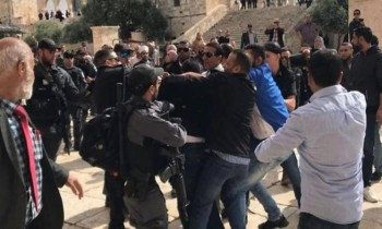 شرطة الاحتلال تعتدي بالضرب على حراس ومصلين في الأقصى