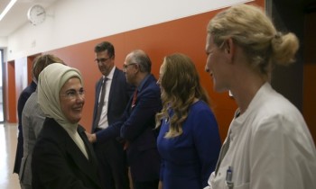 سيدة تركيا الأولى تزور مستشفى شاريتيه برلين التاريخي بألمانيا