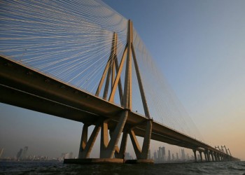 الهند تفتتح جسرا يربط مومباي ببحر العرب