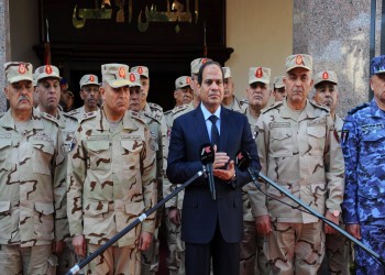 مصر.. السيسي يمنح رخصة المحمول الخامسة للجيش