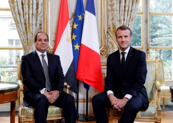 ماكرون يهنئ السيسي بنجاح القمة العربية الأوروبية