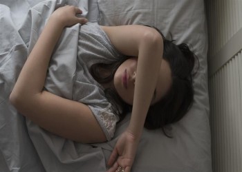 دراسة تكشف تأثير الدورة الشهرية على جودة النوم لدى النساء