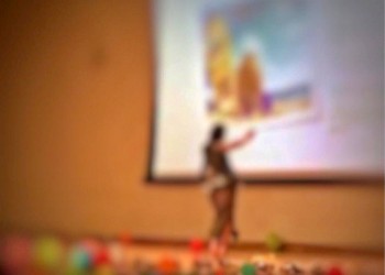معلمة تفاجئ طلابها بوصلة رقص في مدرسة بأبوظبي