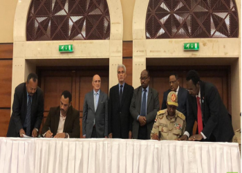 العسكري السوداني وقوى التغيير يوقعان على الاتفاق السياسي