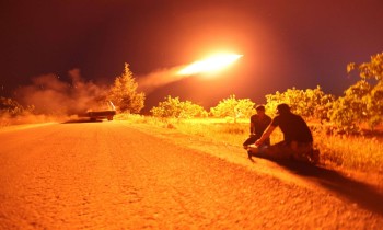سماع انفجارات في حماة السورية.. والنظام يعلن تصديه لقصف صاروخي