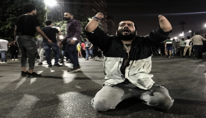 فيديو.. أيقونة مصرية جديدة تشعل حماس المتظاهرين‎