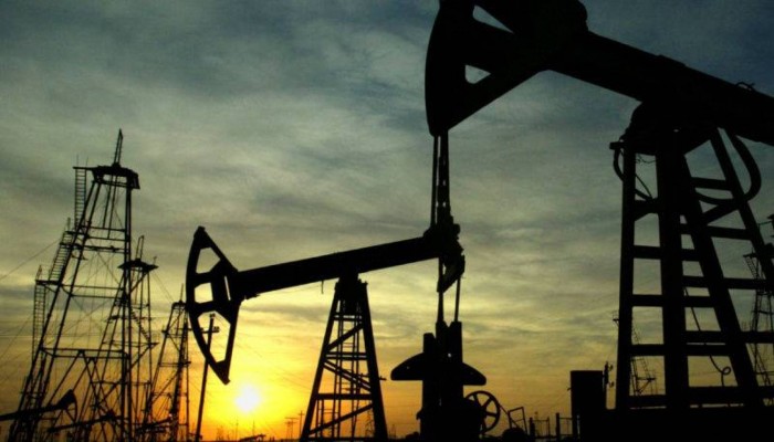 أسعار النفط تتراجع بفعل بيانات سلبية وتخوفات تباطؤ الطلب