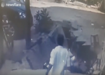 مشهد صادم.. انهيار أرضي يبتلع شخصين بالهند (فيديو)