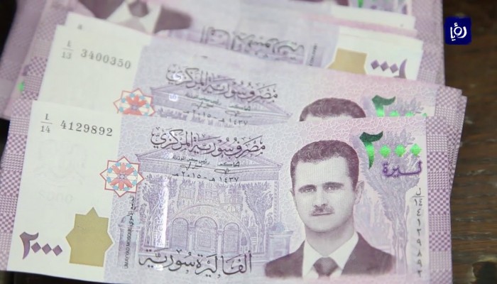 الليرة السورية تتراجع إلى مستوى قياسي الخليج الجديد
