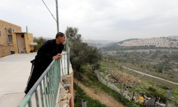 كأننا بسجن.. فلسطينيون يشكون حالهم مع الجدار الإسرائيلي