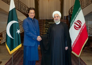 رئيس الوزراء الباكستاني يطالب برفع عقوبات إيران بسبب كورونا