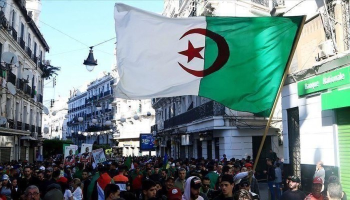 الجزائر تخفض الإنفاق 30% وتؤجل مشروعات الطاقة