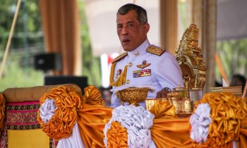 ملك تايلاند يغادر 20 من محظياته في العزل ويعود إلى بلاده