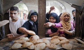 الحكومة المصرية تحذف 10 ملايين مواطن من بطاقات دعم الخبز