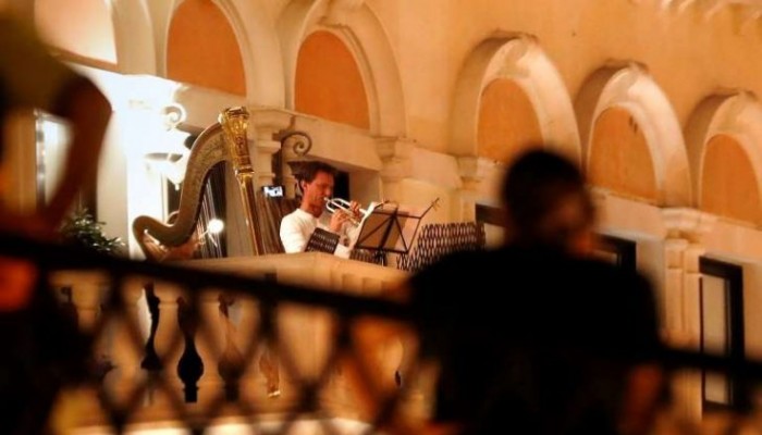 كورونا قطر… عزف من الشرفات لرفع المعنويات