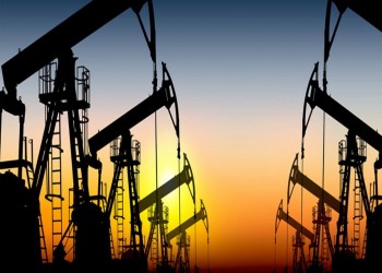 النفط يواصل خسائره مع تقلص طاقة التخزين العالمية وتراجع الطلب