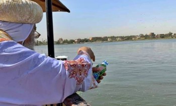 بابا الإسكندرية تواضروس يلقي المياه المقدسة في نهر النيل