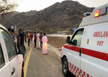 مصرع شخص وإصابة اثنين جرفت السيول سيارتهم بالسعودية
