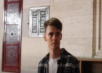 يوتيوبر بريطاني يعلن إسلامه بمسجد في إسطنبول (فيديو)