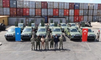الدفاع التركية تسلم الصومال 12 مركبة رباعية الدفع