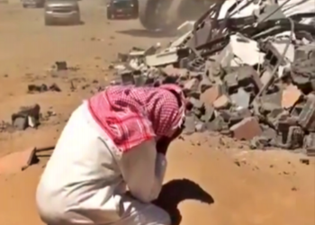 سعوديون بلا مأوى بعد هدم منازلهم في قرية بإمارة تبوك (فيديو)