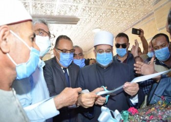 وزير الأوقاف المصري غاضبا من تزاحم مصلين: مش هافتح المسجد
